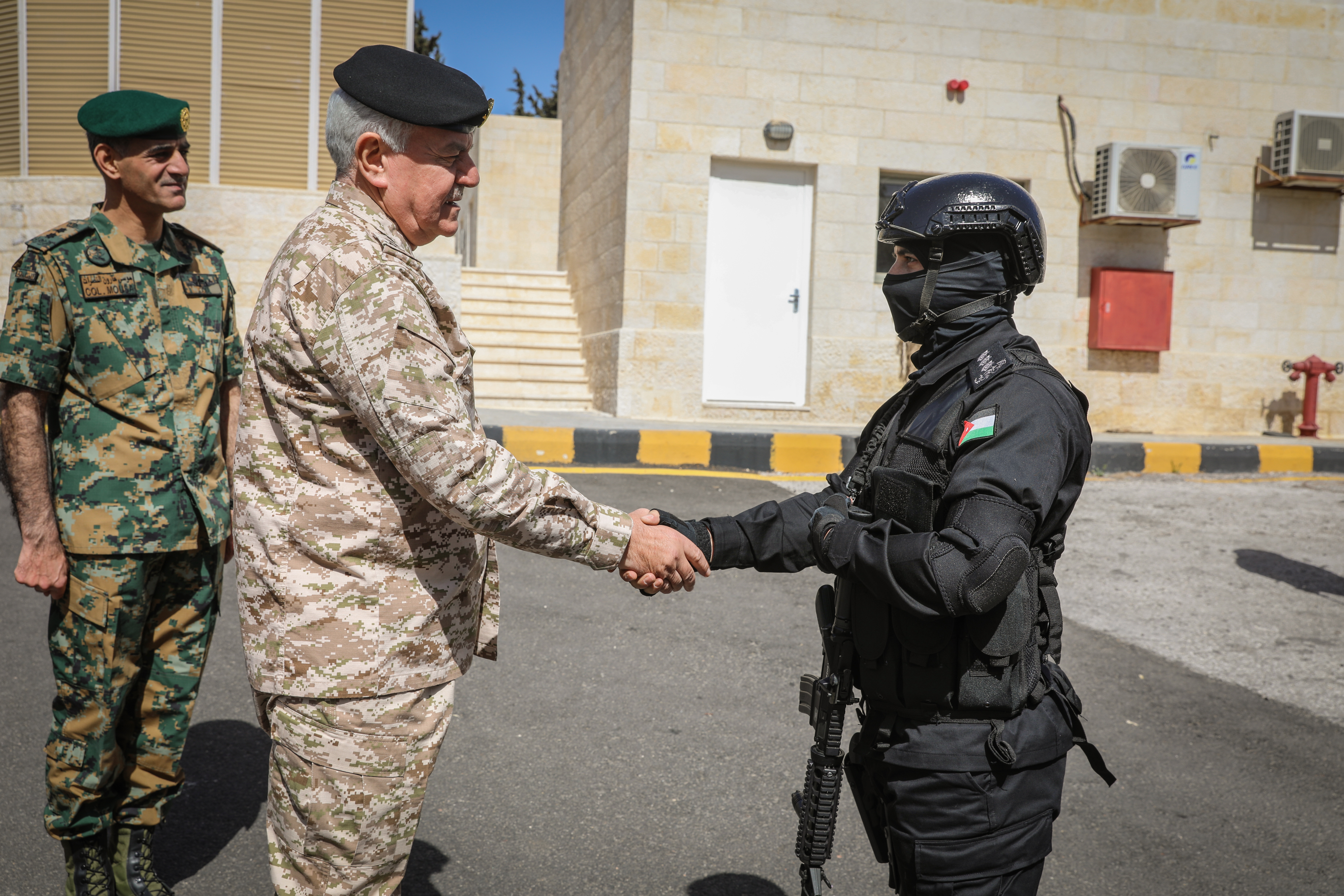 رئيس هيئة الأركان المشتركة يزور قيادة الحرس الملكي الخاص .. صور